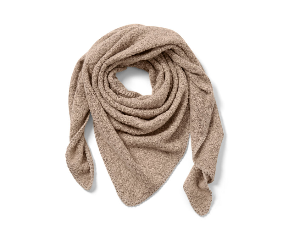 Un châle triangulaire beige à l’aspect bouclé est plié sur un fond blanc.