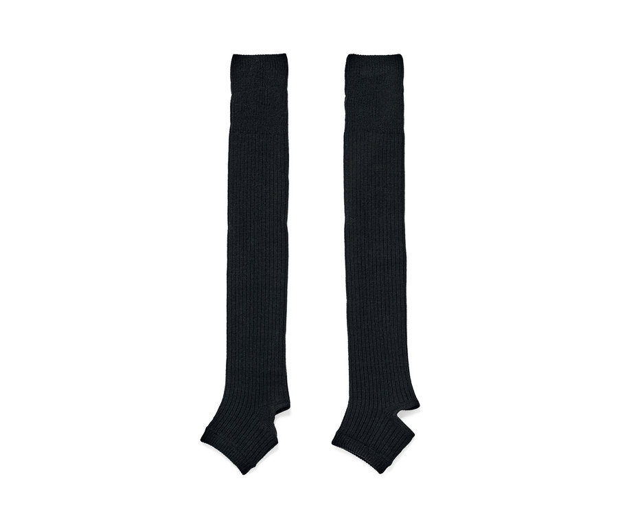 Deux jambières noires.