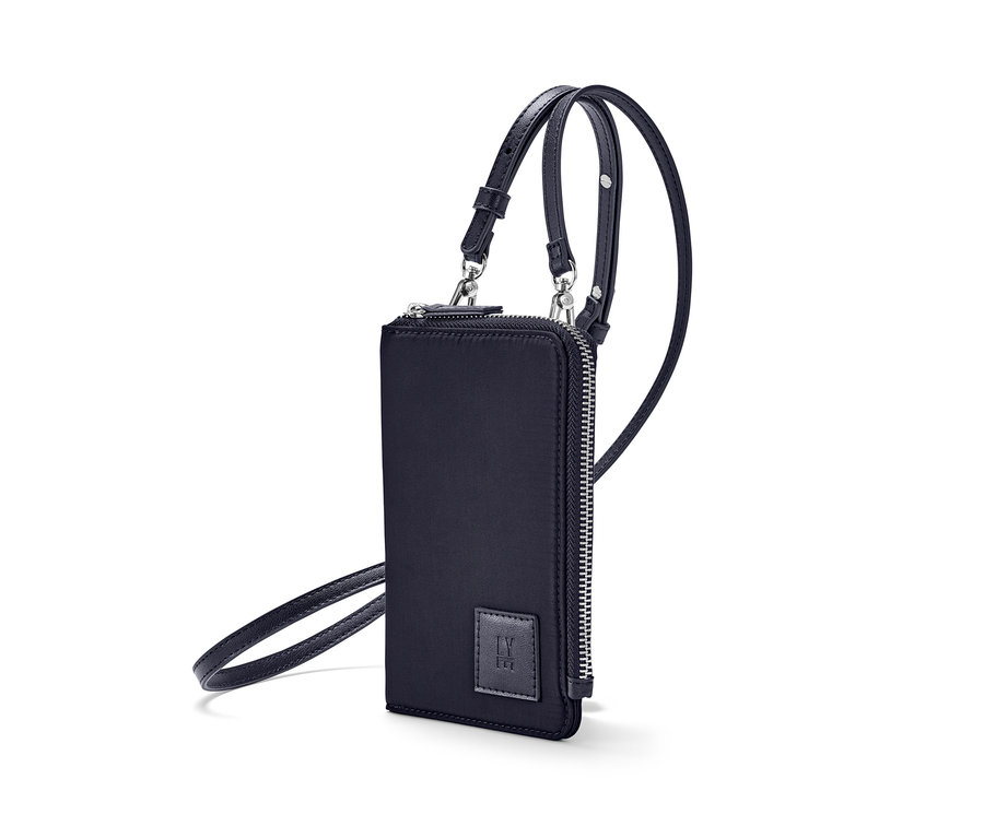 Un mini sac noir avec une sangle.