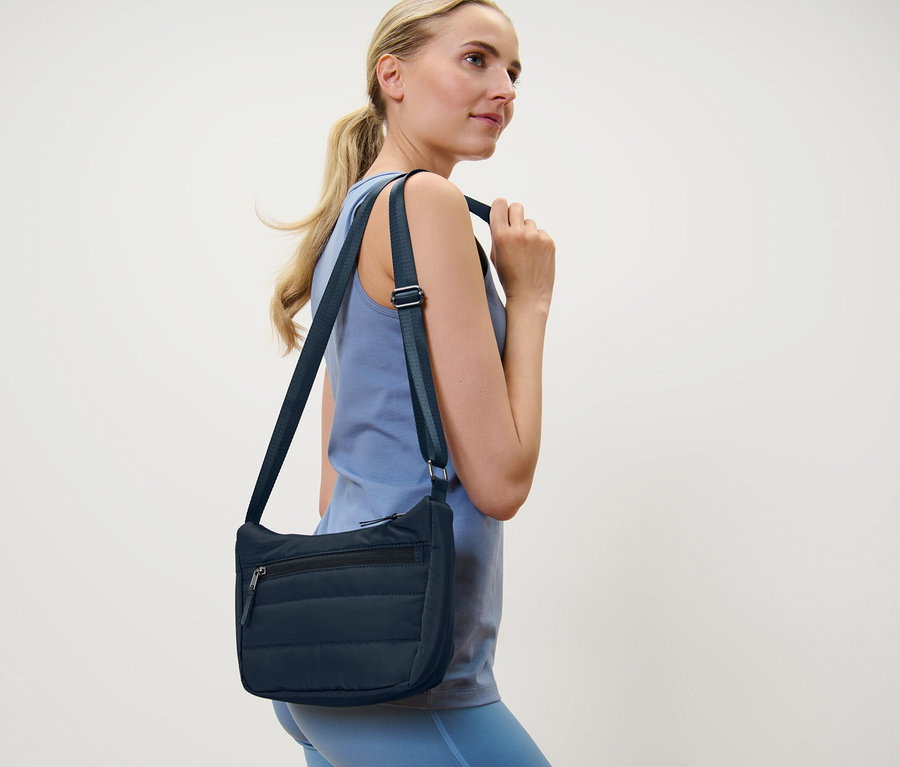 Femme blonde avec un sac bandoulière.
