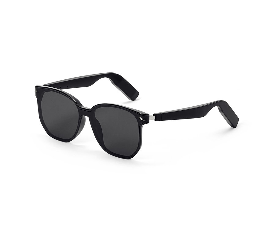 Lunettes de soleil noires avec écouteur Bluetooth® sur fond blanc.
