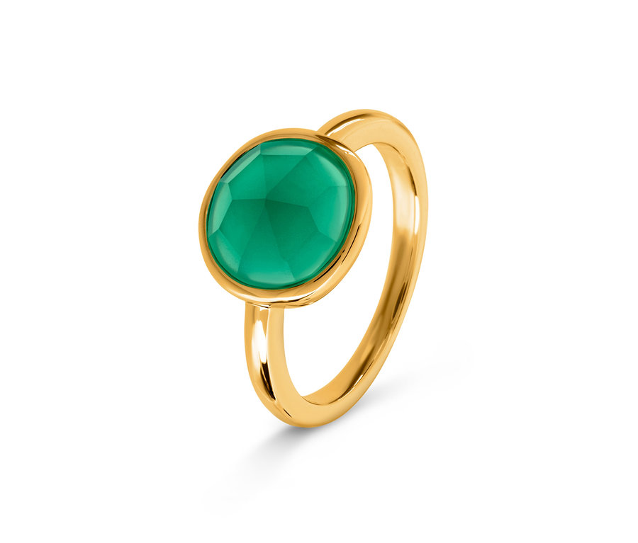 Détail d'une bague en or avec une pierre ovale verte.