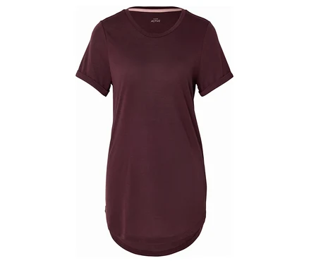 Un t-shirt bordeaux à manches courtes avec un ourlet arrondi est posé sur un fond blanc.