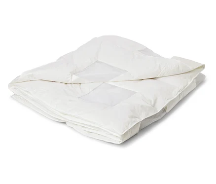 Couette blanche pliée avec un motif carré sur fond blanc.