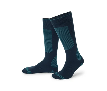 Deux chaussettes montantes bleu marine avec des motifs à rayures turquoise sur les mollets, les chevilles et les pieds.