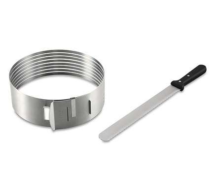 Un outil de découpe pour fonds de tarte et un couteau de pâtissier sont côte à côte.