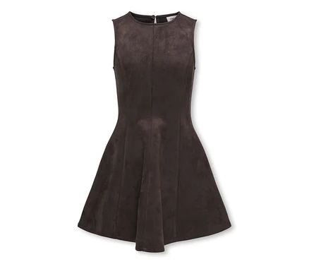 Robe sans manches marron foncé avec un col rond, un corsage ajusté et une jupe évasée en forme de A, faite d'un matériau imitation daim. Un petit bouton noir est visible à l'arrière du cou.