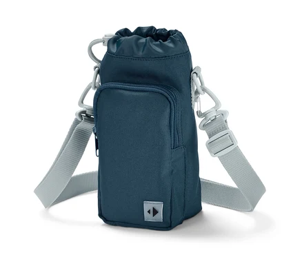 Un sac à bandoulière bleu pour bouteille.