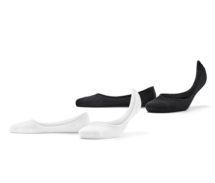 Deux paires de socquettes de sport blanches et deux paires noires.