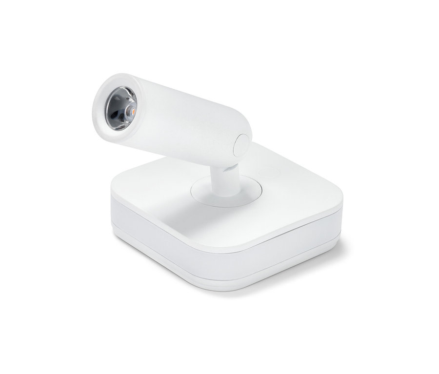 Une veilleuse à LED blanche avec spot, rechargeable.