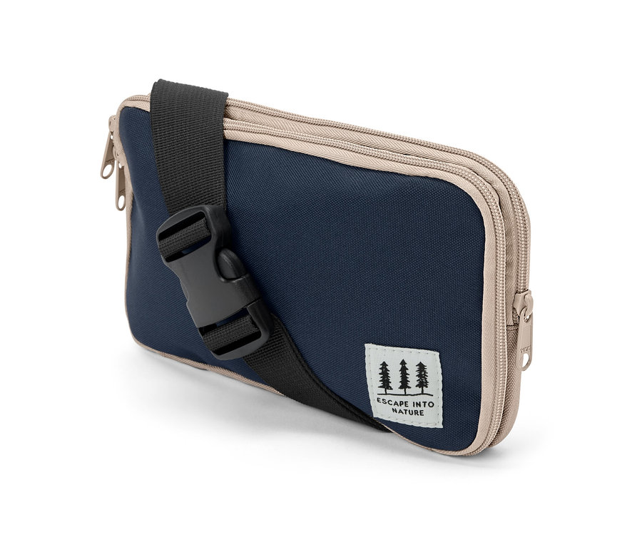 Un sac multifonction bleu marine avec une sangle noire et des fermetures éclair beige.