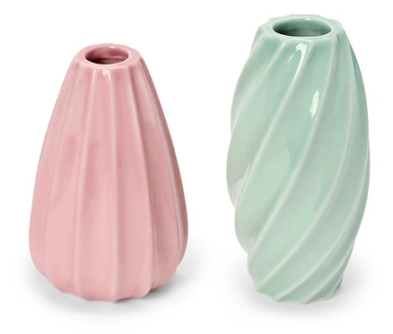 Deux vases : un rose avec des côtes verticales et un bleu clair avec un motif en spirale.