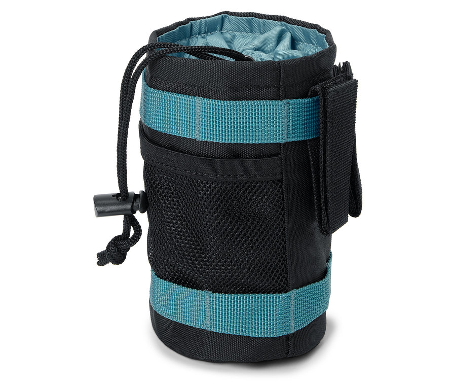 Sac noir avec des rayures bleues et un cordon de serrage.