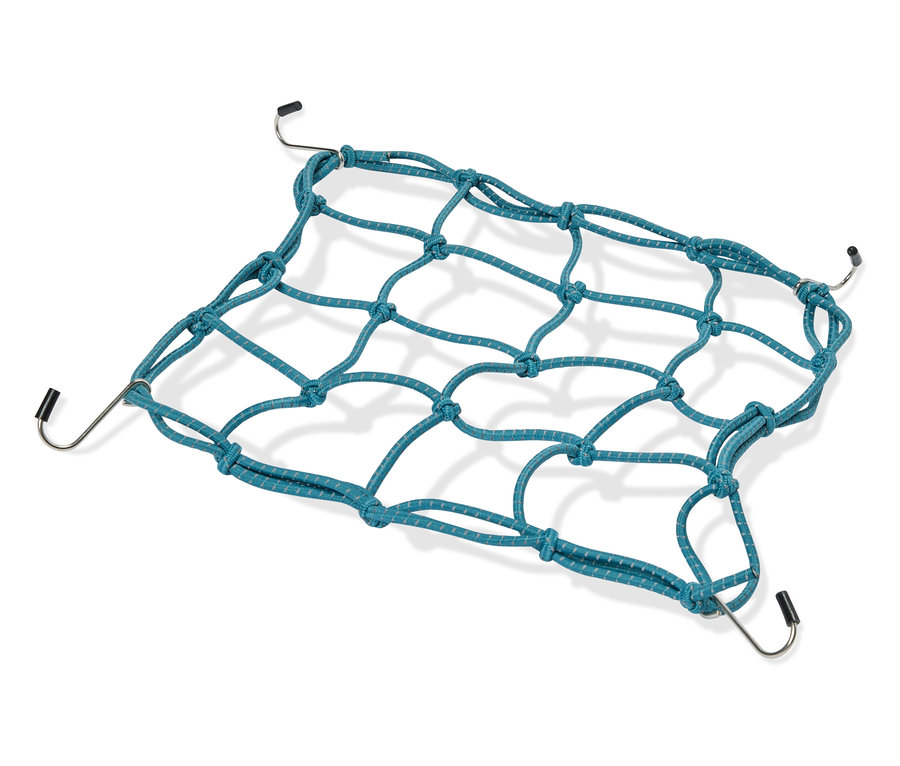 Un filet à bagages bleu avec des crochets aux quatre coins repose sur un fond blanc.