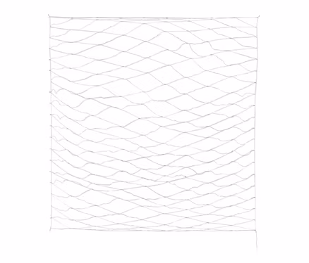 Gros plan d'un filet lumineux d'extérieur à LED. Le filet blanc est étalé sur un fond blanc.