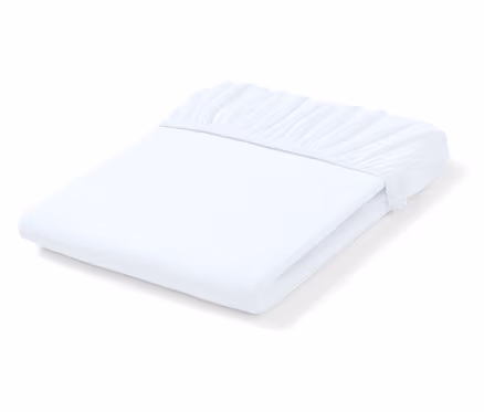 Drap-housse blanc plié avec coins élastiques.
