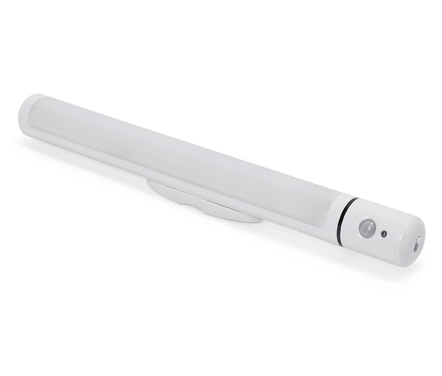 Une lampe LED blanche avec détecteur de mouvement posée sur une surface blanche.