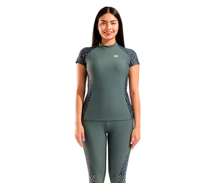Femme portant un t-shirt à manches courtes vert Arena et un legging à motif zébré.