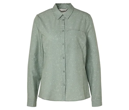 Une chemise vert clair à manches longues avec une fermeture boutonnée et une poche de poitrine, sur un fond blanc.