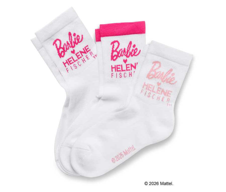 Trois chaussettes blanches avec l'inscription Barbie et Helene Fischer en rose.