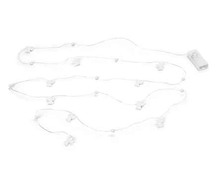 Une guirlande lumineuse avec de petites figurines d'anges blancs et des perles blanches, disposée en vagues sur un fond blanc. Un boîtier de piles blanc est visible à une extrémité.