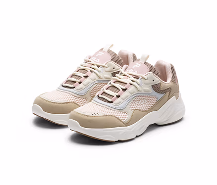 Paire de baskets Fila rose clair, beiges et blanches avec des semelles épaisses blanches.