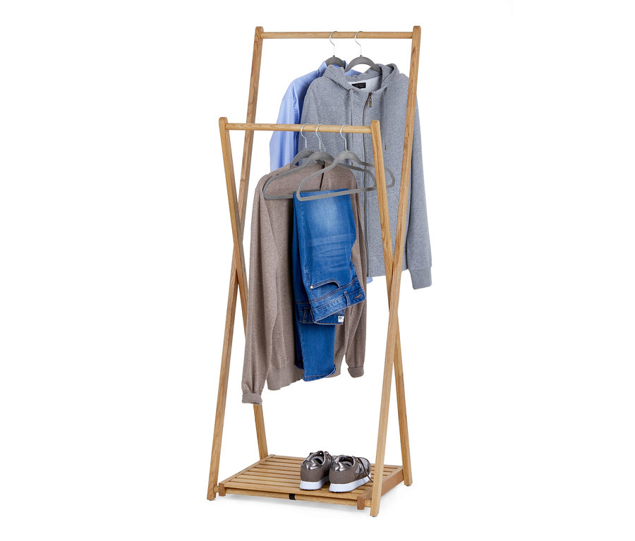 Une penderie pliable en bois massif avec une chemise, un sweat à capuche, un pull et un jean sur des cintres. Des chaussures sont posées sur l'étagère inférieure.