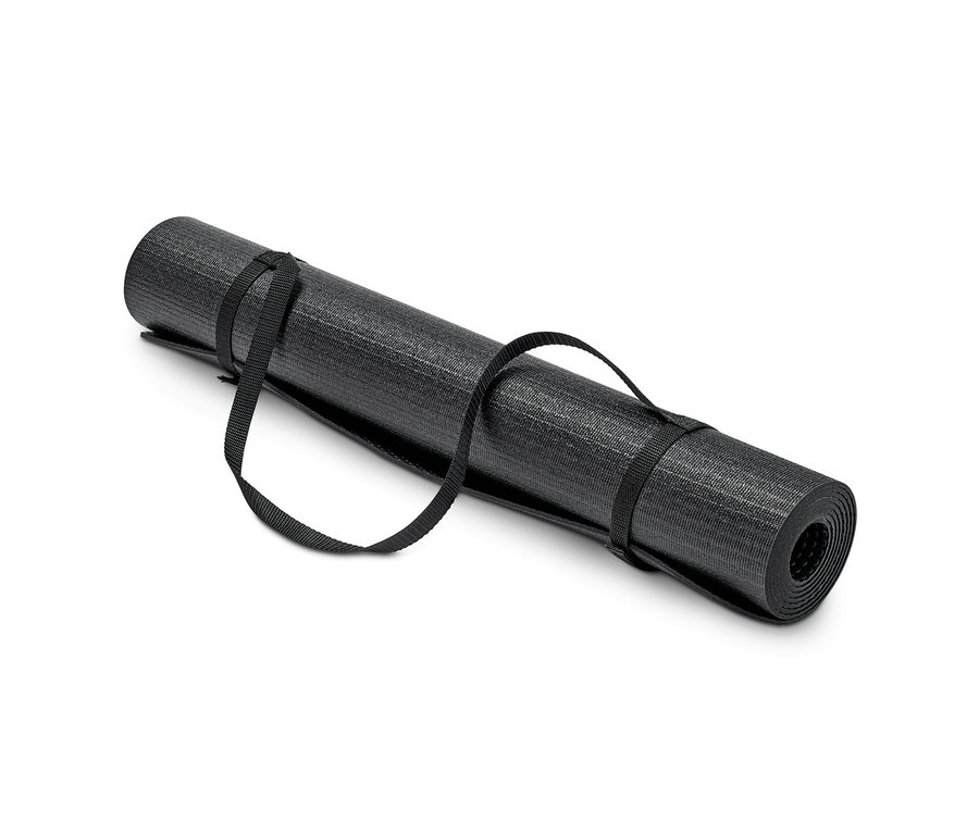 Un tapis de yoga et de fitness noir enroulé avec des sangles.