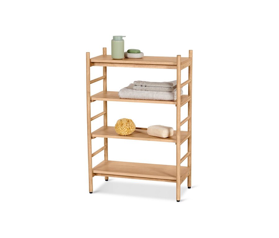 Étagère à quatre niveaux avec tablettes réglables. Un distributeur de savon vert et un savon sont sur l’étagère supérieure, des serviettes pliées sont sur la deuxième étagère et une éponge de mer et une pierre ponce sont sur la troisième étagère.