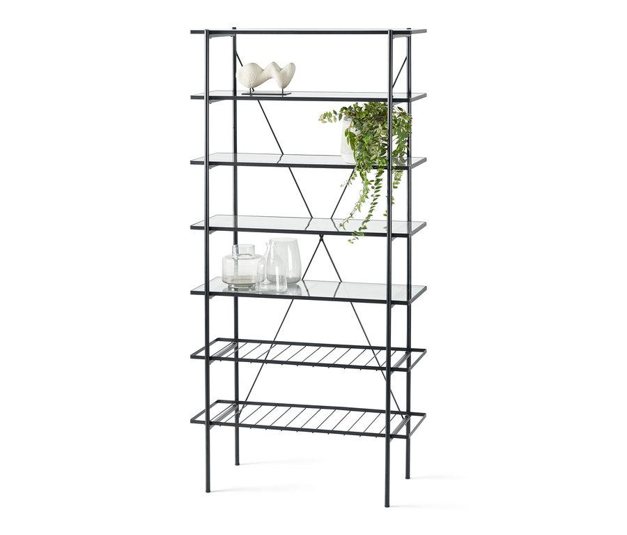 Étagère en métal noir avec étagères en verre et décorations.