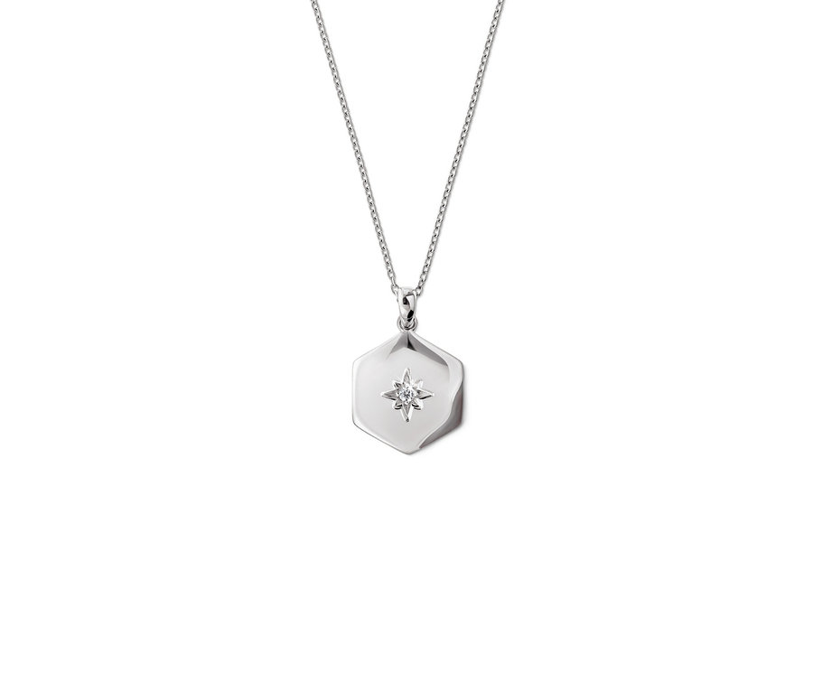 Chaîne en argent avec pendentif hexagonal et motif étoile.