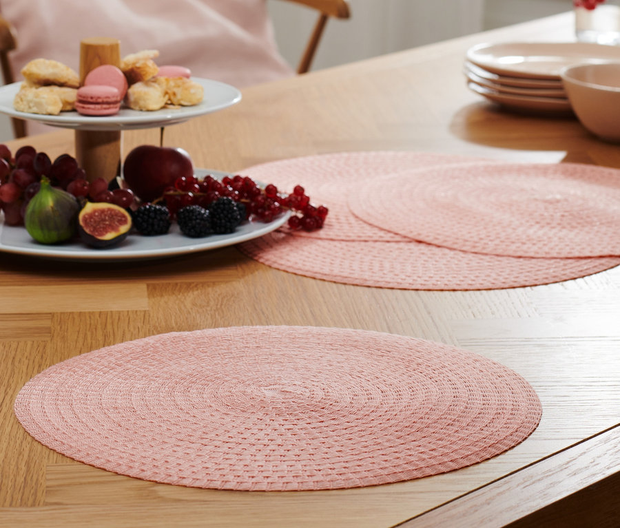 Sur une table, il y a 4 sets de table.