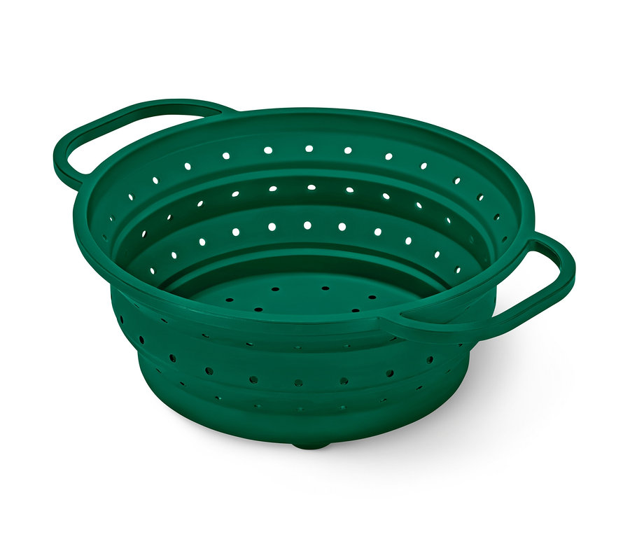 Passoire peu encombrante verte avec trous et poignées.