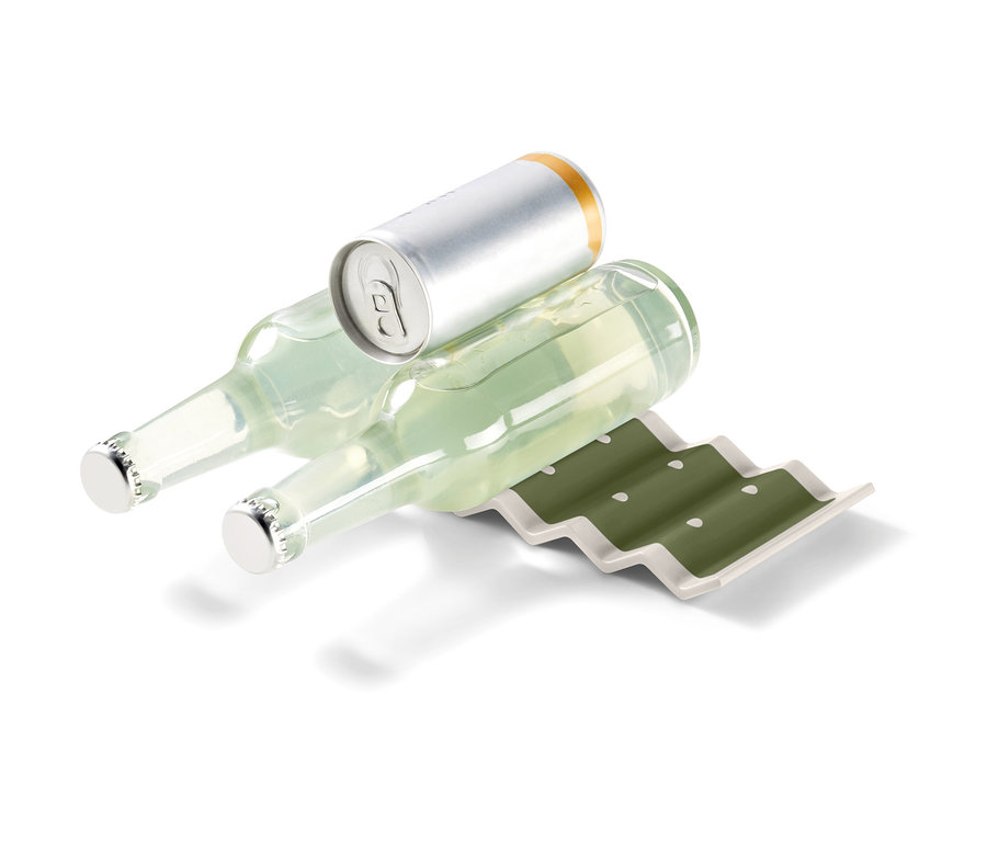 Deux bouteilles en verre et une canette reposent sur le support de bouteilles pour réfrigérateur.