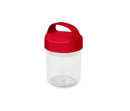 Récipient transparent vide avec couvercle et poignée rouges sur fond blanc.