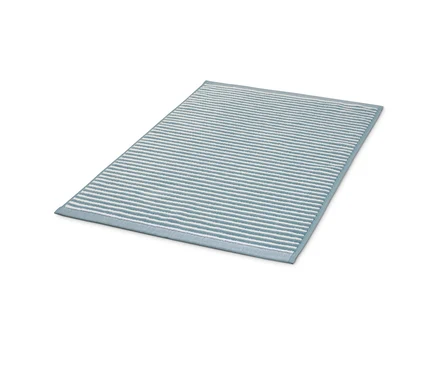 Tapis de douche bleu.