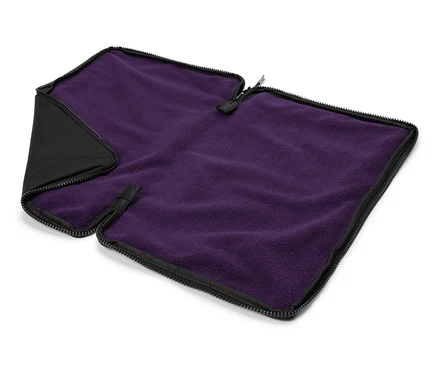 Une couverture violette avec une bordure noire et une fermeture éclair.