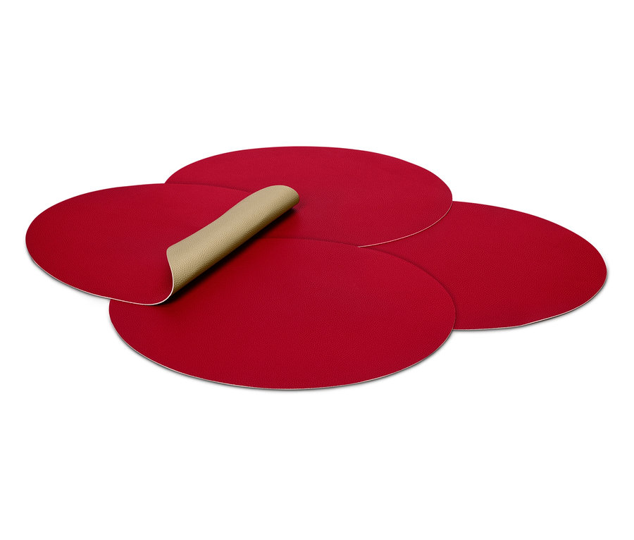 Quatre sets de table rouges, dont un est retourné pour montrer le dessous beige.