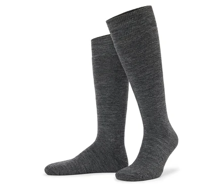 Deux chaussettes hautes grises sur fond blanc.