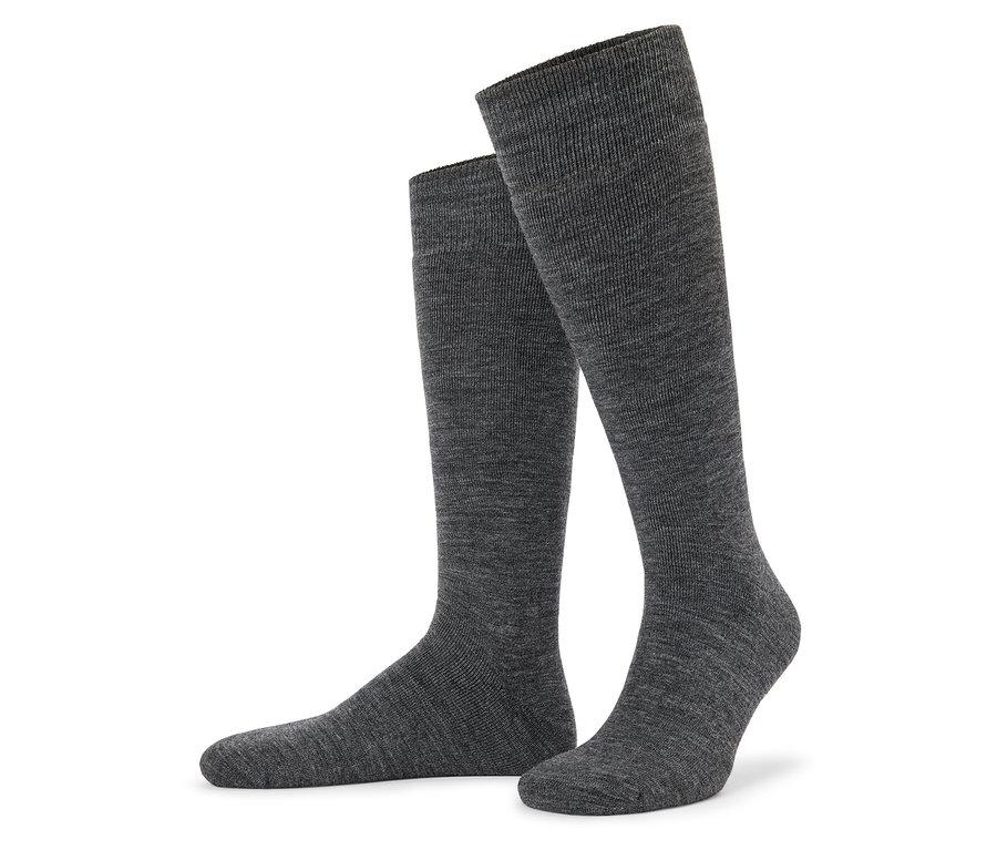 Deux chaussettes hautes grises sur fond blanc.
