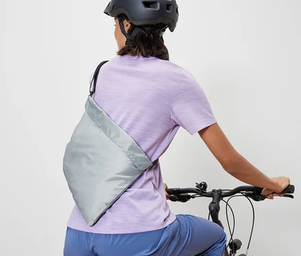 Femme sur un vélo avec des Sacs à provisions pour vélo.