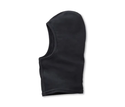 Une cagoule de performance noire repose sur un fond blanc.