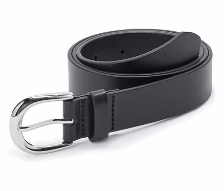 Sur un fond blanc, une ceinture noire enroulée avec une boucle argentée.