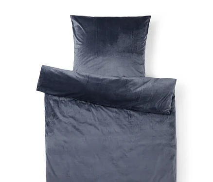 Parure de lit en velours bleu foncé/gris, composée d'une housse de couette partiellement pliée et d'une taie d'oreiller.