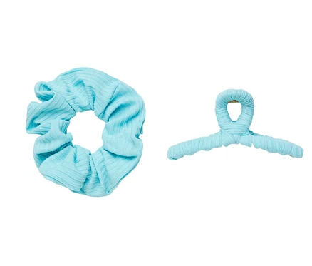 Un chouchou bleu clair et une pince à cheveux de l'ensemble d'accessoires pour cheveux.