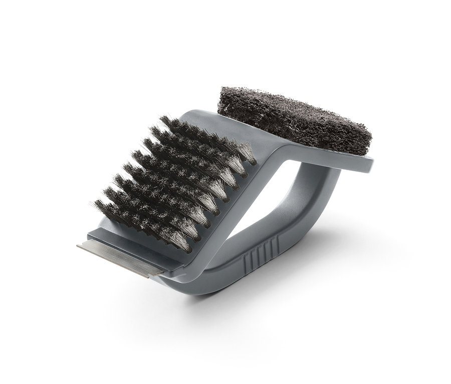 Brosse de nettoyage 3 en 1 grise avec grattoir en métal, poils et tampon à récurer.