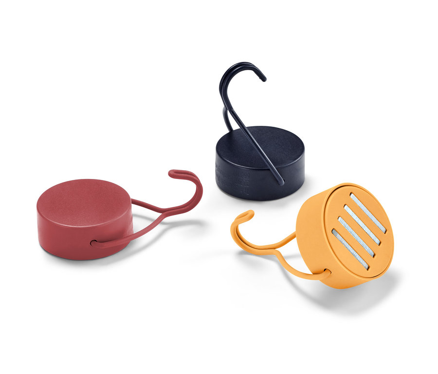 Trois crochets magnétiques rouges, bleu marine et orange sur fond blanc.