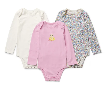 Trois bodies pour bébé avec fonction évolutive : un blanc, un rose avec un poussin, un à fleurs.