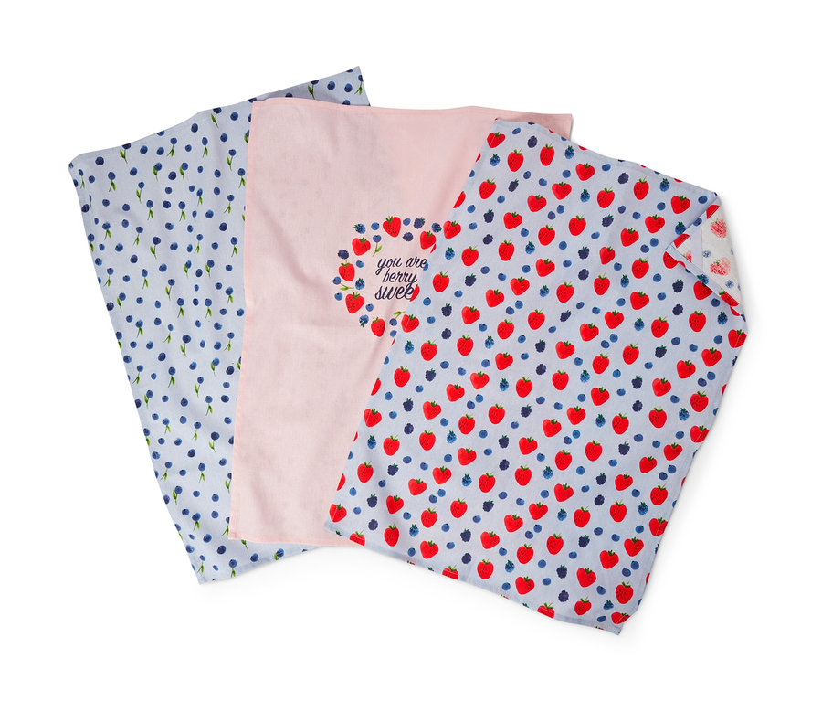 Trois linges de cuisine : un bleu clair avec un motif de myrtilles, un rose avec l'inscription "you are berry sweet" et un bleu clair avec un motif de fraises et de myrtilles.