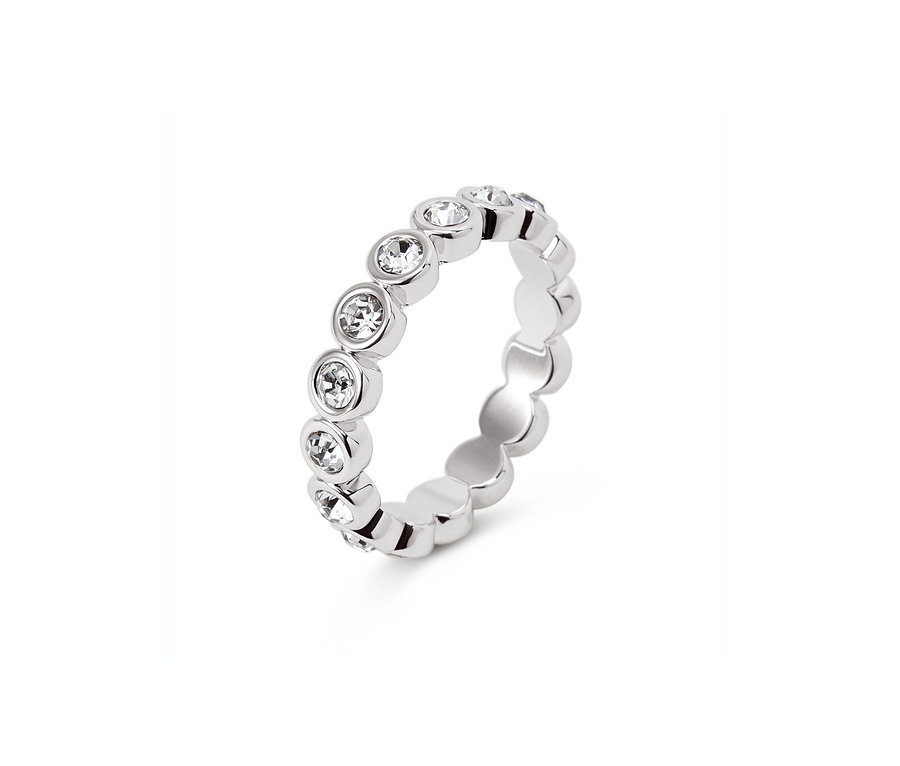 Gros plan d'une bague Memory argentée avec des cristaux.